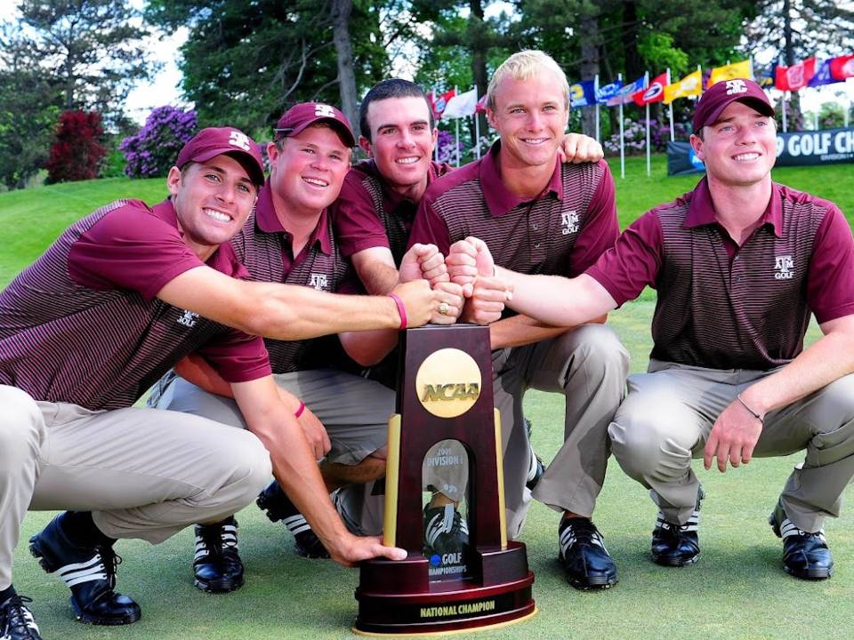 group of golfers with trophy